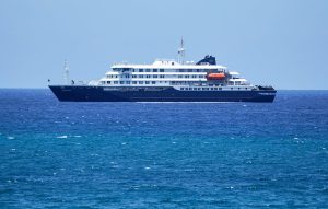 Το κρουαζιερόπλοιο «MV Hondius» έφθασε στην Τενερίφη – Οι επιβάτες θα υποβληθούν σε εξετάσεις από τις ισπανικές υγειονομικές αρχές