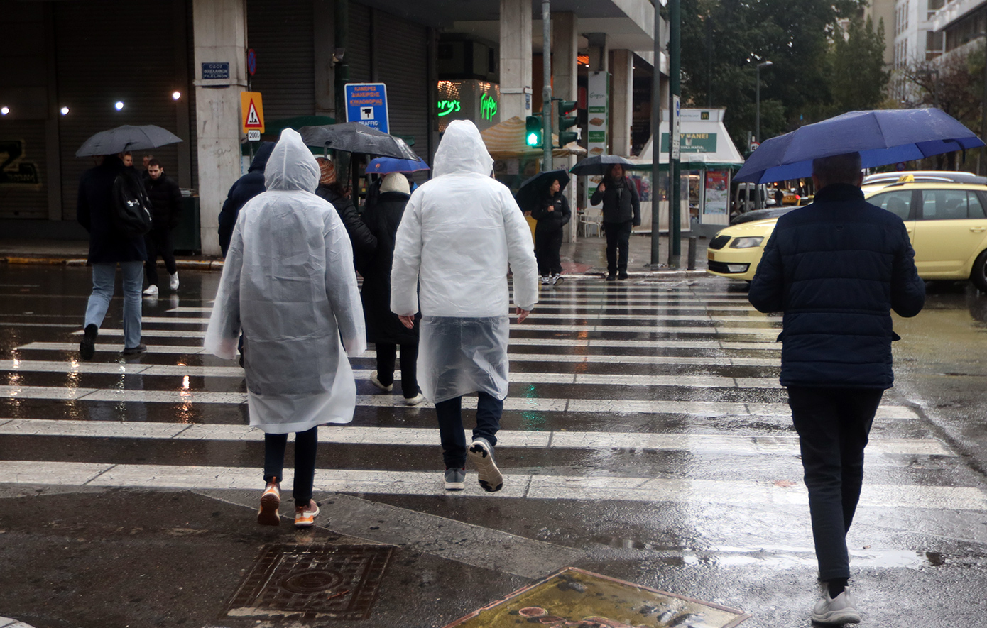 Μουντή Κυριακή με βροχές, καταιγίδες και χιονοπτώσεις