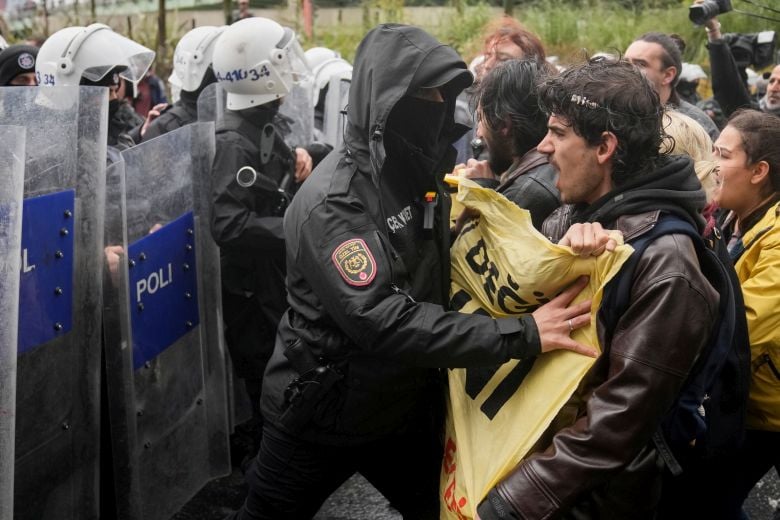 Πρωτομαγιά με ένταση στην Κωνσταντινούπολη – Συγκρούσεις αστυνομίας και διαδηλωτών